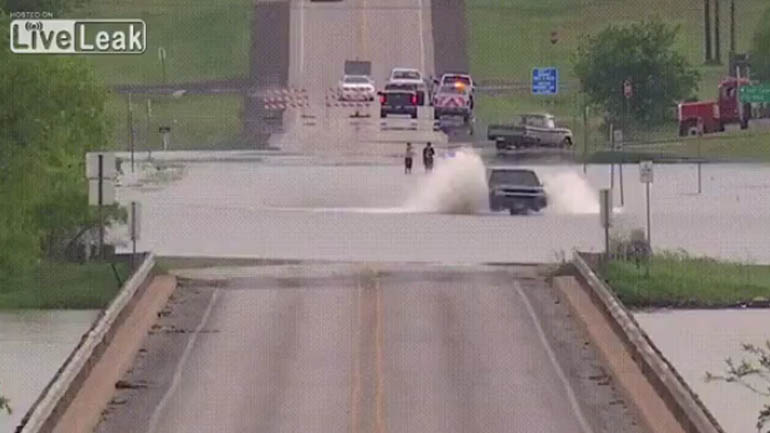 Τον παρέσυρε το ρέμα! Τον παρέσυρε το ρέμα!